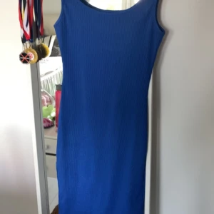 Blå klänning - Jätte fin blå klänning från shein, öppning vid ena sidan av benet. 