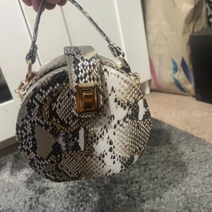 Väska  - Helt oanvänd, super fin. 