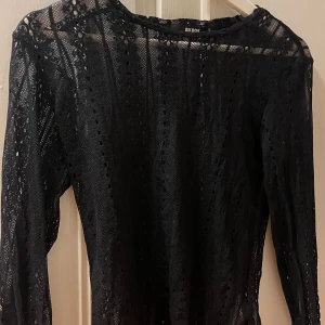 Snygg spets tröja  - Jätte fin svart spets tröja från bikbok jag har varit och bara tagit plats i min garderob 