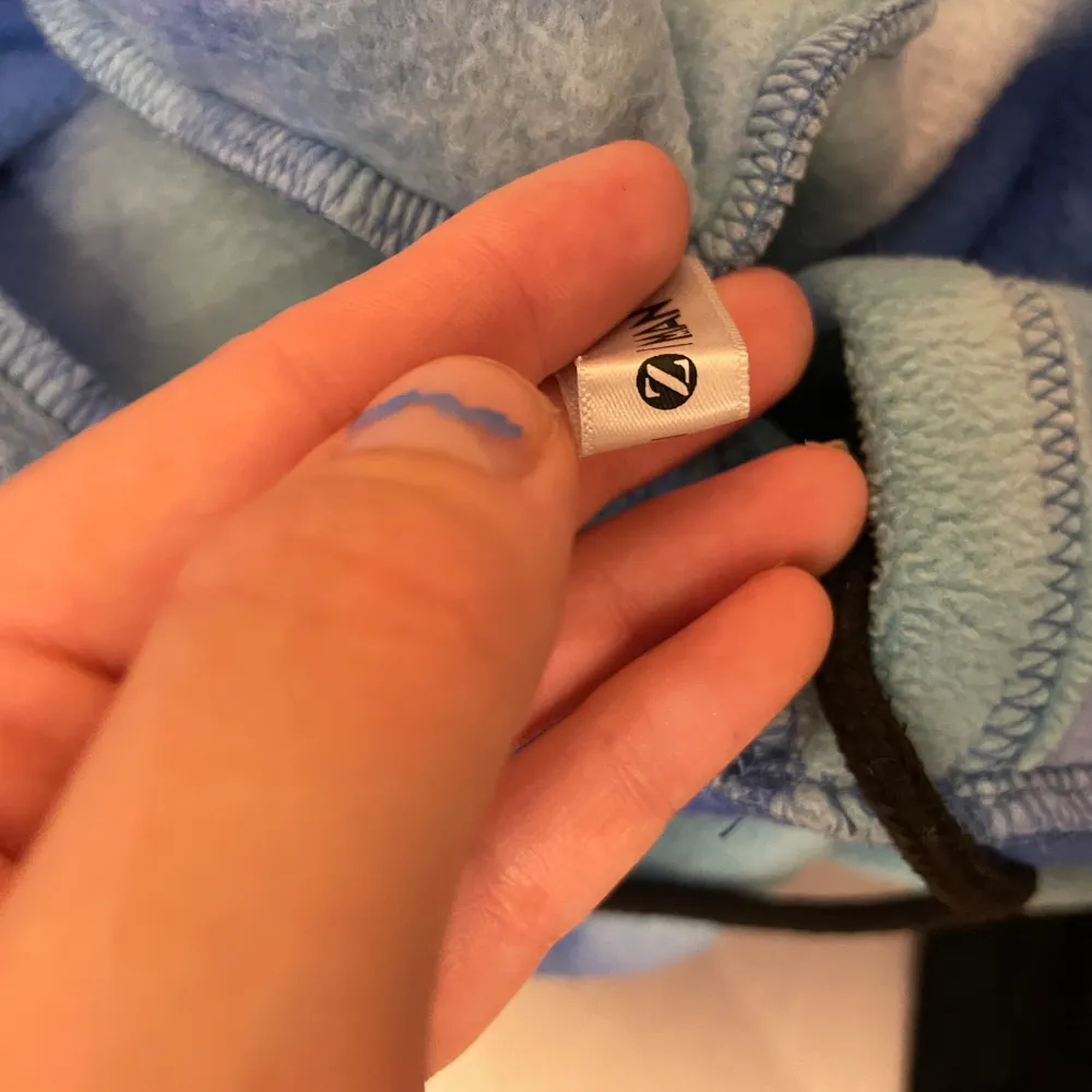 Skön fleece hoodie från Zaful med tryck! Välbehållen . Hupparit & Collegepaidat.