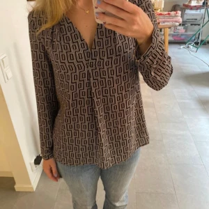 Mönstrad blus  - Superfint skick från MQs märke Stockholm🌸