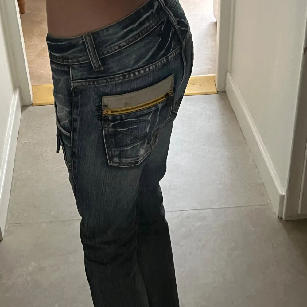 Äkta Back number, super snygga y2k flared jeans från Japan. Är i bra skick, längden är ~87cm. Jättefina fickor. Är tyvärr för korta för min smak.🎀🤗. Jeans & Byxor.