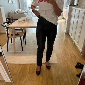 Skinnbyxor - Raka skinnbyxor från Gina tricot! I nyskick. Storlek S