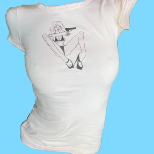 Graphic babytee - Ritad och tryckt av mig. Av 100% återbruket material. Går att tvätta. 