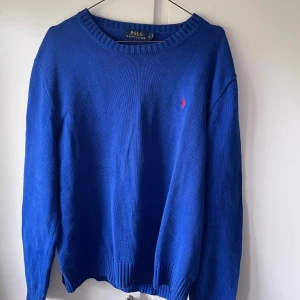 Ralph Lauren tröja - Riktigt snygg Ralph Lauren tröja, perfekt att slänga på på sommarkvällar. Jättefin kvalitet, skulle säga normal i storleken. Kan gå ner i pris vid snabb affär. 
