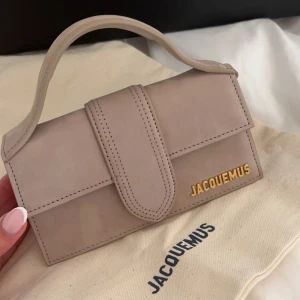Jacquemus väska - Modell: Le bambino, köpt för ett år sedan använt cirka 2 gånger. För mer information kan ni höra av er:)