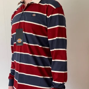 Röd-blå tröja  - Helt ny Rödblå dickies tröja med vit krage. Original priset är 699kr men jag säljer den för 160kr. Storlek S men passar också som M❤️💙