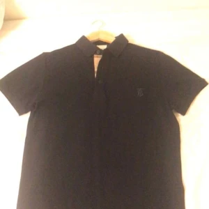 Blå burberry piké  - Blå piké helt ny perfekt för sommaren! 