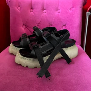 Rick Owens Sandaler - Sandaler från Rick Owens. De abslout sjukaste och snyggaste sandalerna enligt mig. Sandaler man inte behöver skämmas för helt enkelt.   Ifall du vill ha sandaler nu till sommaren har du hittat helt rätt.  Tecken på användning men varsamt använda. 