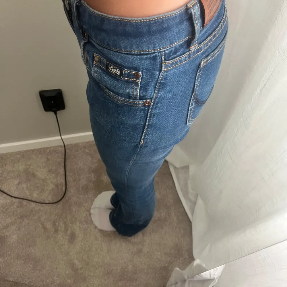 Säljer dessa lågmidjade bootcut jeansen då jag har så många💕 har lagt till en ”knapp” för att de va för stora för mig! skriv för fler bilder💕 . Jeans & Byxor.