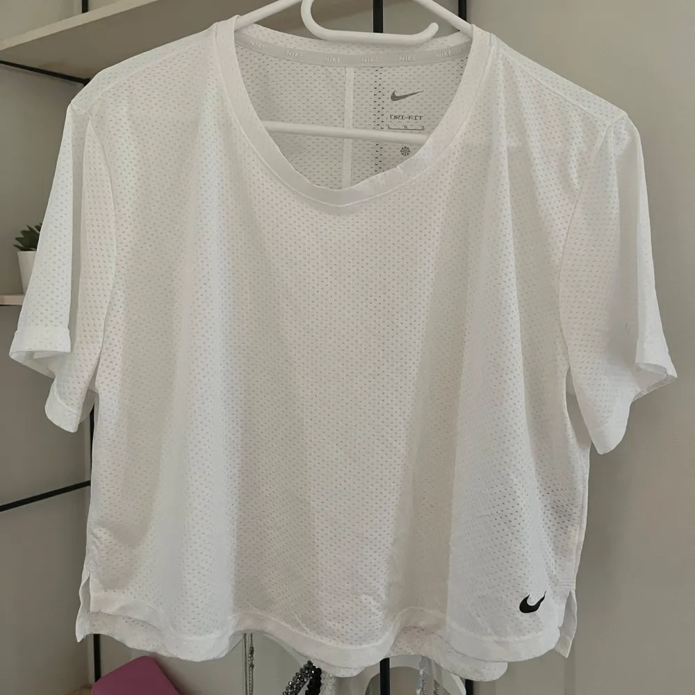 Snygg träningstopp från nike. Man ska ha ett linne eller sport bh under❤️ knappt använd och är i bra skick. Sportswear.