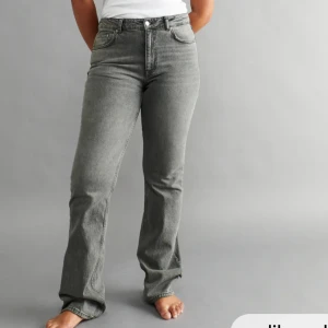 Gina jeans  - Ginas full lenght flare jeans i storlek 44. Använda mycket med bra skick. Säljer då dom är försmå för mig. 