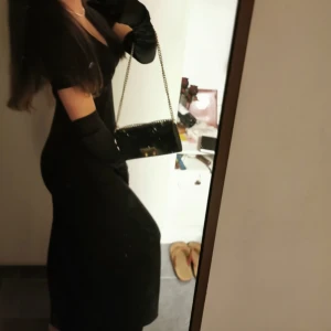 Svart långklänning  - Lång klänning som går till fötterna på mig som är 170. Fin till bal men även vardags. Spetsdetalj på ärmarna Och midjan. 