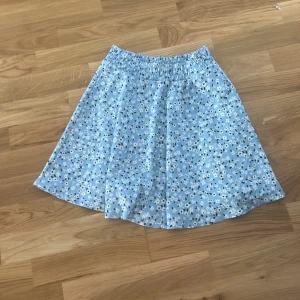 Kjol - Blå kjol från Lager 157 i storlek XS/S. Sitter bra på en tjej 167 cm lång. Inte sliten