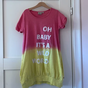 T-shirt klänning (barn) - säljer denna fina klänning från Nova Star i storlek och 130. Bra skick och använd få gånger. Pris kan diskuteras, köparen står för frakt.  