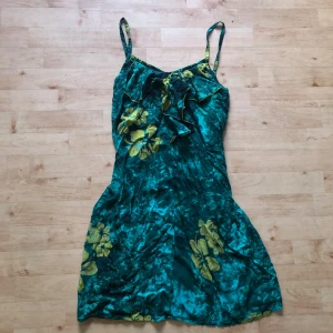 Fin klänning  - En jätte fin blomning klänning köpt på secondhand, kontakta gärna innan köp:)