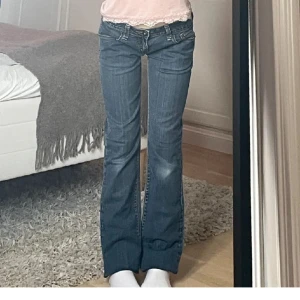 Lågmidjade bootcut jeans - Köpta här på Plick (bilderna från förra säljaren) säljer då de inte satt bra på mig. Innerben: ca 75cm. midja rakt över: 39cm köpta för 250 kr