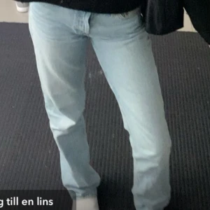 Jeans - Ett par ljusblå jeans, använd 2-3 gånger o i nysskick. Kom privat för fler bilder! 