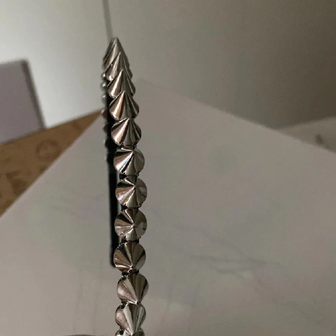 Diadem med nitar - 90