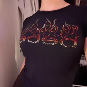 BEBE t shirt - jätte söt t shirt från BEBE, saknar några stenar men inte så jätte märkbart när man har på sig den tycker jag, tryck köp nu knappen 💗