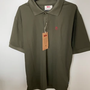 Piké- Fjällräven  - Helt ny Fjällräven piké i storlek M, helt ny!