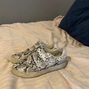 Ormskinn sneakers - Jätte snygga ormskinn skor från mango i storlek 39, använt skick, pris diskuteras gärna