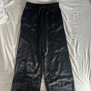 Svarta Silkesbyxor  - Säljer dessa snygga silkesbyxor från zara. De passar tyvärr inte mig längre. De sitter väldigt snyggt och är sjukt sköna. Är storlek XS men passar även storlek S men är lite tajta vid höfterna.