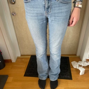 Levi's 715 Bootcut Jeans - Ett par ljusblå Levi's 715 Bootcut jeans i storlek 26. Jeansen är väl använda och är lite slitna. Hällorna är slitna, en har även gått sönder men det går lätt att sy! Men annars väldigt fina