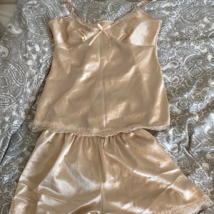Satin pyjamas  - Snygg satin pyamas som är köpt i göreborg