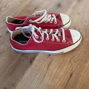 Röda converse  - Fina låga converse