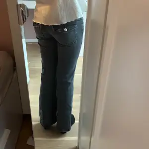 Ett par svarta bootcut jeans från Gina tricots barn avdelning, knappt använts och har inga fläckar eller skador💗💗  Jag är 159 cm och den är perfekt i längden. Det går också att göra den mindre vid midjan💕möts helst upp och sen betala med Swish.