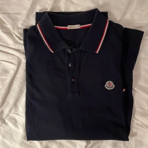 Moncler pike - Skit skön moncler pike 9/10 skick knappt använd💯 fråga om fler bilder och prisförslag accepteras gärna ❤️💯