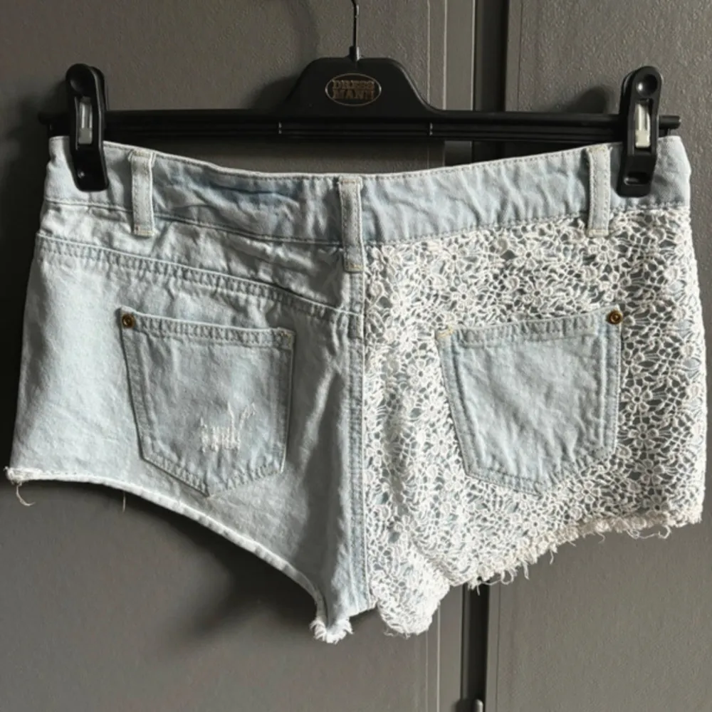 En fett snygg jeansshorts med storlek UK 12, men skulle säga de motsvarar M. Köpt från Vinted med mycket bra skick💕. Shorts.