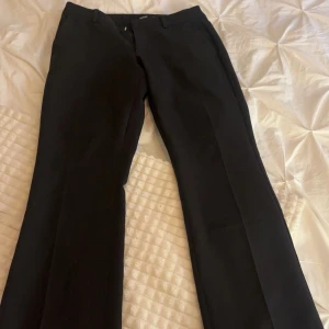 Kostym byxor  - Säljer dessa jätte fina low waist kostym byxor från bikbok då de tyvärr är försmå för mig! Använda max 5 gånger så i jätte fint skick💗💗