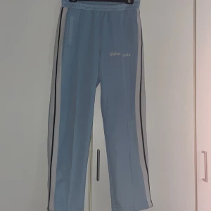 Palm angels byxor  - Byxorna är använda en gång, vill sälja dem pgd av dem är lite för korta för mig.
