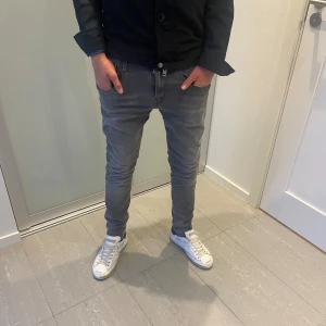 Replay anbass hyperflex  - Säljer nu dessa riktigt snygga och sköna replay jeans som är W29 L30 och jag har även kvar kvittot, skriv för fler frågor o funderingar🙌🏼