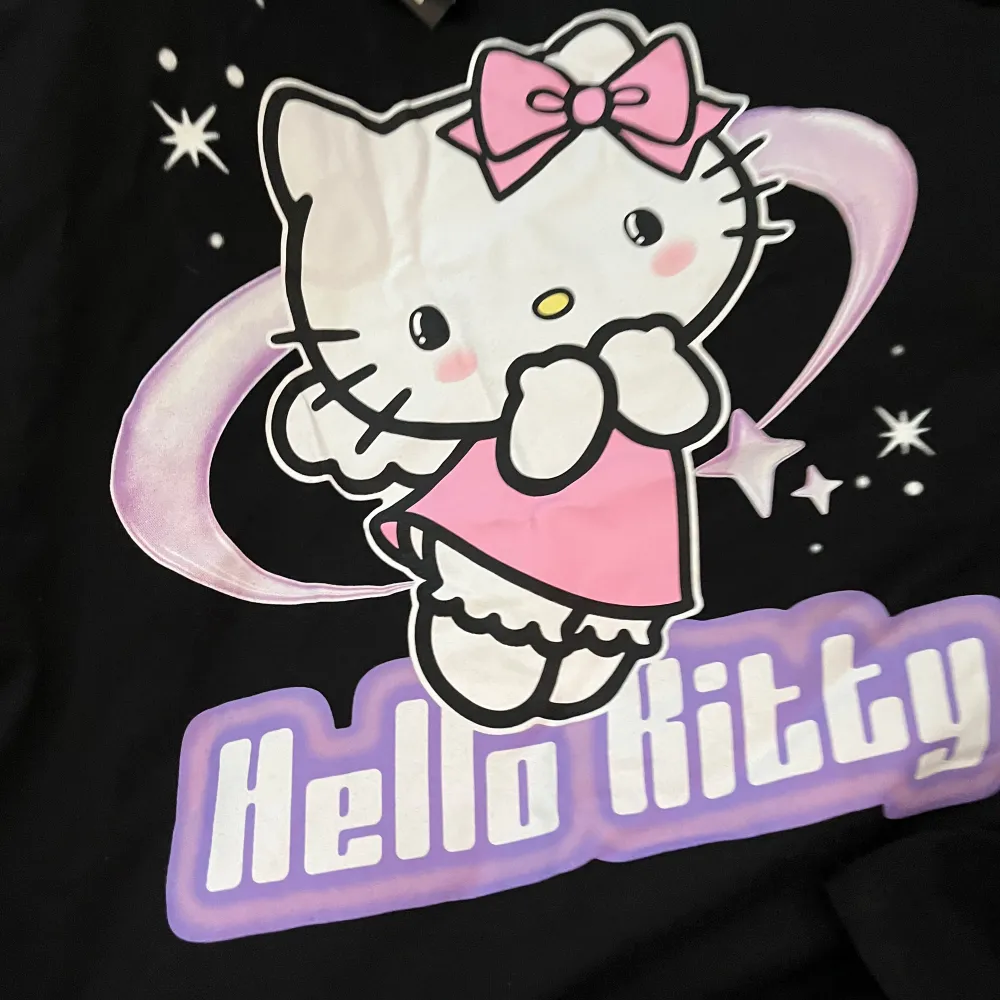 Har massa hello kitty t shirt d blir värt d sälja den😅❤️ från sanrio . T-shirts.