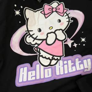 Har massa hello kitty t shirt d blir värt d sälja den😅❤️ från sanrio 