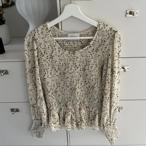 Blus Neo Noir - Blus från Neo Noir Nyskick