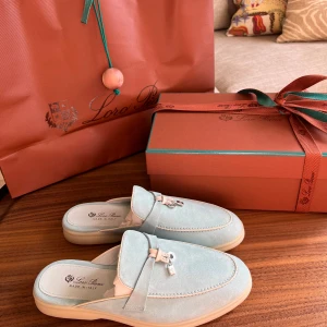 Loro Piana Babouche Summer Charms - Helt nya. Hjälper flickvännen att sälja pga fel storlek.