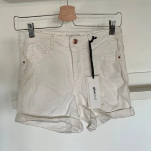 Vita jeansshorts - Storlek 36 Oanvända 