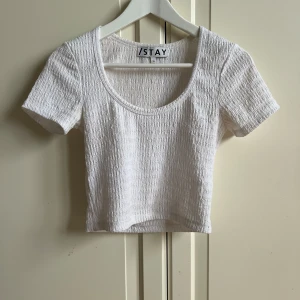 Tajt T-shirt från stay stl: xs  - Superfin men basic vit tröja från stay med fint mönster, använd men fint skick, storlek xs.