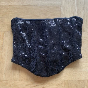 Glittrig topp - Fin glittrig topp från bikbok, använd en gång🖤