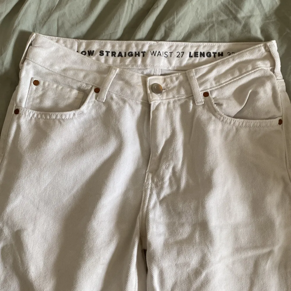 Riktigt fina jeans, köpte dom för ca 1 år sedan. Längden är 32 och runt höften 27, nypris 349kr . Jeans & Byxor.