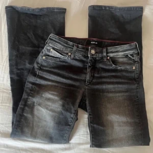 Svarta replay jeans - (Lånade bilder )Lågmidjade supersnygga replay jeans som är köpta från plick och tyvär blev för korta💓 bootcut!