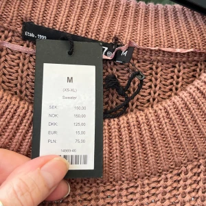 Ny! Skön stickad tröja från Lager157 - Helt ny med lapparna kvar stl M. Skön kvalitet som är perfekt en sommarkväll. Inte ett dugg stickig utan känns len och sval. Mörkt gammalrosa.