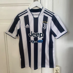 Juventus matchtröja 21/22 hemma - I bra skick då jag bara har använt den 2-3 gånger. Säljer den pågrund av att jag inte har någon användning av den.
