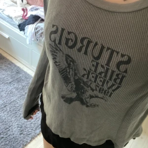 Brandy melville top  - Långärmad fin grå topp från brandy. Snyggt ”våfflat” tyg. Aldrig använd så bra skick! Köptes i Stockholm för något år sen. Läs bio innan köp! 💞