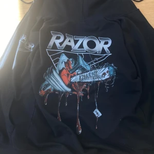 Razor hoodie - Säljer min skit coola Razor hoodie för den inte kommer till användning längre, pris kan diskuteras och kom gärna med frågor!! 💕🤗