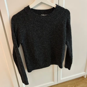 Stickad - Stickad tröja från VERO MODA! Knappt använd så i jättefint skick. Storlek xs 💕
